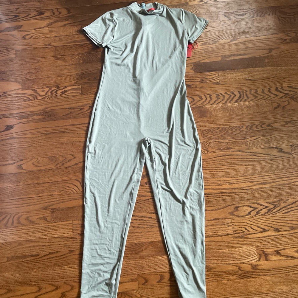 Roma Green Jumpsuit with Short Sleeves and Full-Length Design